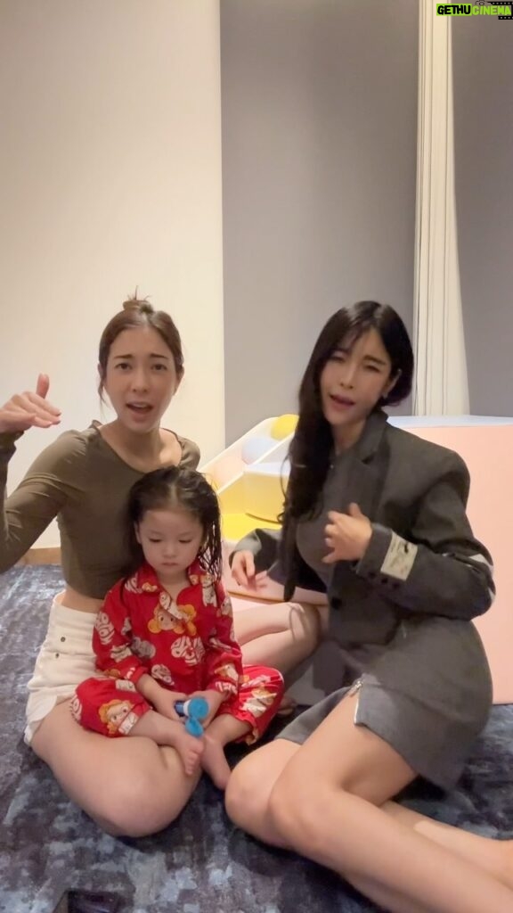 Ornjira Lamwilai Instagram - Jennie @pang_ornjira & Zico “Levy”SPOT challenge with special feature Leia @loveleia.lee 👸🏻 When moms get together 😂 . . #Jennie #Zico #SPOTChallenge #bestiechallenge #jenniezıcospot #tiktokchallenge #danceviral