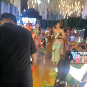 Osas Ighodaro Instagram - 💜 About this weekend … Absolute Beautiful time celebrating my darling boo @andrea.oi and her hubby Eghosa! Congratulations!! Congratulations!! 

The celebration was like no other and the venue was like a magical dream! Everything was so beautiful! I’m so happy for you both and as an honorary Iyamah sister, lol, it was beautiful to celebrate you both! 

Congratulations once again & May God bless your union! XoxoxO 💐💜💐

Outfit | @veekeejames_official
Makeup |  @lokengoo
Hair | @touchofibee
Gele | @chygele 
Photography | @officialphotofreak 

#FortheLoveofEden #AndreaIyamah #wedding #blessed 💐