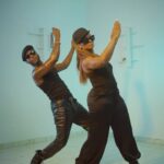 Osas Ighodaro Instagram - Drift 😎 Watch ‘till the end 😅 💃🏽🕺🏿| @officialosas x @iamitom 🎶🎤| ‘Drift’ - Teejay & DJ Mac ✨To edit like @iamitom , check the link in his bio✨ #Drift #dance #goodtime #frankitom #OsasIghodaro #bless ✨