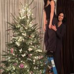 Padma Lakshmi Instagram – #LittleHands wants Barbiecore, so Barbiecore it is! Traditions aren’t always so traditional in this house!

#barbiecore #christmastree #treetrimming #familytime #tradition