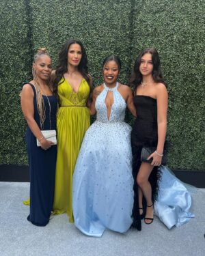 Padma Lakshmi Instagram - A casual girls night with #littlehands😂
It was so great to spend this Primetime Emmys with old friends and new. 

#emmys #redcarpet #motherdaughter #awardseason