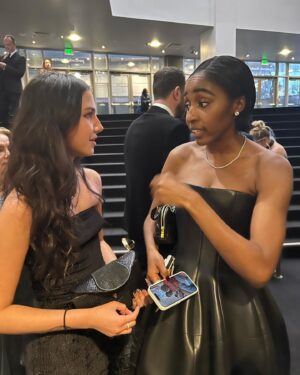 Padma Lakshmi Instagram - A casual girls night with #littlehands😂
It was so great to spend this Primetime Emmys with old friends and new. 

#emmys #redcarpet #motherdaughter #awardseason