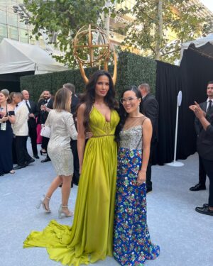 Padma Lakshmi Instagram - A casual girls night with #littlehands😂
It was so great to spend this Primetime Emmys with old friends and new. 

#emmys #redcarpet #motherdaughter #awardseason