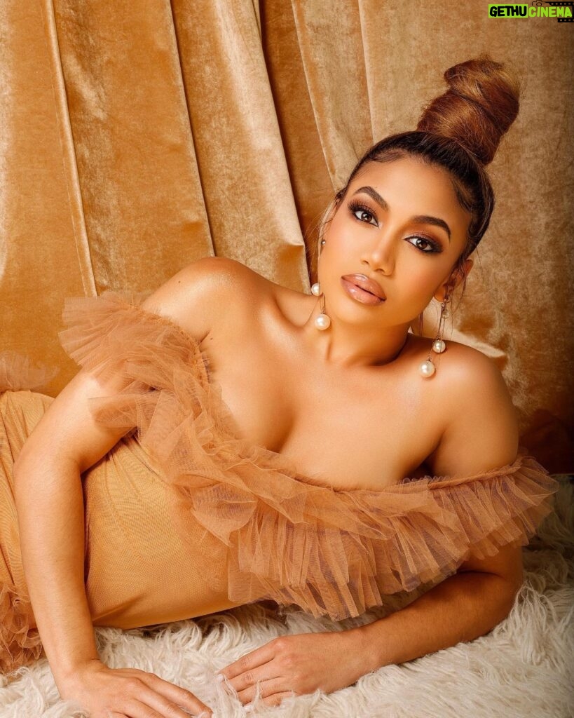 Paige Hurd Instagram - well hi, My first (ever) Cover for @compulsivemagazine is on stands today ! 🖤   Cover Team @___autumnrayne @arnoldshoots  @iamsoleb @bless4lessboutique  @angiehairstyles @glaramakeup @cmaent