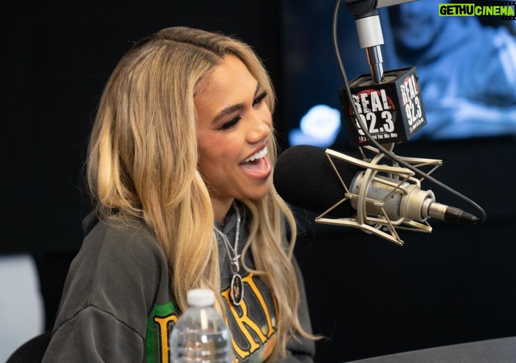Paige Hurd Instagram - Shout out to @real923la for having me, we had a blast. Interview is up now 🖤 @jcruzshow