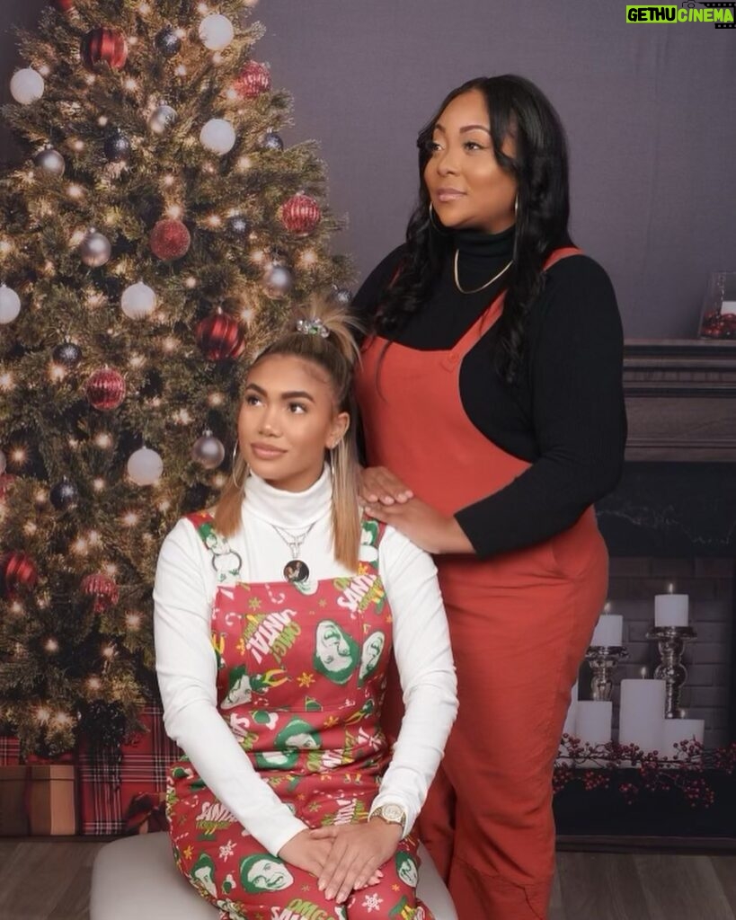 Paige Hurd Instagram - everyone else was busy with their lovers & kids for the holiday…So you get me and mori Merry Christmas from the last single childless ho ho ho’s of the family 🎄🎄🎄 #sike #aintnohojustsingle