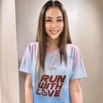 Pakkaramai Potranan Instagram - มาชวนทำบุญกันค่ะ🤍 ได้ทั้งบุญ และได้ออกกำลังกายด้วยค่ะ 🏃🏃🏃 A5 ชวนออกมาวิ่งให้ใจฟูกับกิจกรรม A5 RUN With love ❤️ รายได้ทั้งหมดจากค่าสมัครโดยไม่หักค่าใช้จ่าย 100% มอบให้กับมูลนิธิโรงพยาบาลเด็ก เพื่อช่วยเด็กทารกจากโรคหัวใจพิการ ⭐ ไฮไลท์ภายในงาน 🏃‍♀️ วิ่งในบรรยากาศยามเย็นให้หัวใจได้สูบฉีดช่วงเวลา 16:30 น. 📍 ประกวดชุดแฟนซี สุดสร้างสรรค์ 📍 จัดเต็มกับกิจกรรม Workshop อาหารและเครื่องดื่มอีกมากมาย 📍 ชม Music in the garden จากคุณบี พีระพัฒน์ 19.00-20.00 ซื้อบัตรได้ตั้งแต่วันนี้ - 15 พ.ค.67 สมัครเลย!! : https://race.thai.run/a5runwithlove สถานที่จัดงาน : สวยวชิรเบญจทัศ #A5 #A5RunwithLove #วิ่งด้วยหัวใจ #วิ่งการกุศล