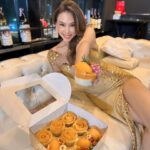 Pakkaramai Potranan Instagram - มาทุกปี คุณกุ้งน่ารักแสนดีนึกถึงตองทุกปี ขอบคุณ นะคะ ดีใจมากค่ะ 1 ปีมะยงชิด จะออกใครเป็นสาย มะยงชิดชีสพาย รีบสั่งเลยนะคะ @monnapatissier แต่สายมะม่วง สั่งได้ตลอดๆนะคะ เห็นเข้ามาชมชุดกัน ที่นี่เลยค่ะ @myriad_grand_monde_official ขอบคุณนะคะ ขอบคุณนะคะ @khunxkhunx ชุดสวยมากค่ะ ❤️❤️