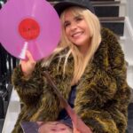Paloma Faith Instagram - ‘Unboxing’ my @amazon exclusive the glorification of sadness vinyl !! Spoil someone u love or yourself by pre ordering this beautiful pink record - perfect for valentine’s or galentines! #palomafaith #newalbum #vinyl #valentines #valentinesday #reels