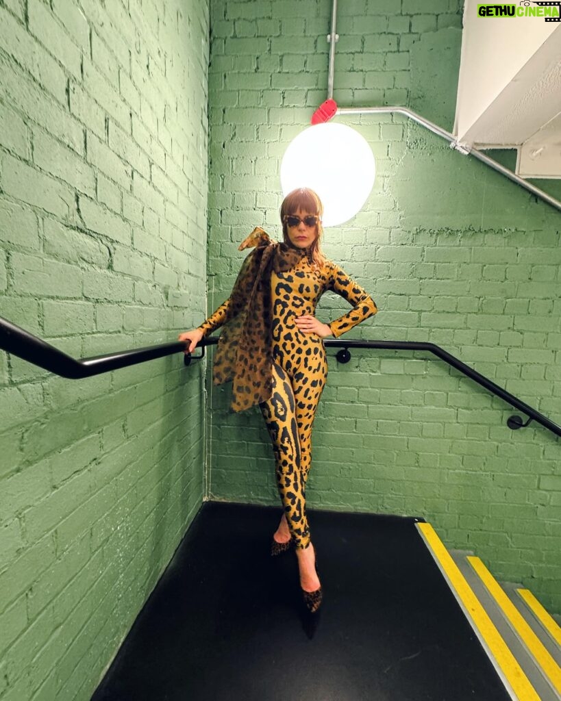 Paloma Faith Instagram - Thanks Bristol for putting up with me and my sore throat praying it doesn’t get worse for london !!!! Gargling all the salt and feel stressed !!!!! Wig @eamonnhughes Styling @phoebearnold Wearing @zeynepkartalofficial @honourclothing @egoofficial @atubodycouture #palomafaith #tourlife #fashion