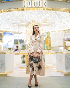Pamela Bowie Instagram - I had the most wonderful time at @diorbeauty Carousel Of Dreams podium at La Moda - Plaza Indonesia ✨🤍

Lots of Limited Edition gifts available at Boutique and Online www.dior.com/en_id/beauty/ 

#DreamInDior
#DiorHoliday
@diorbeauty