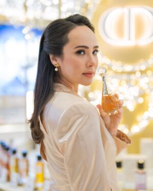 Pamela Bowie Instagram - I had the most wonderful time at @diorbeauty Carousel Of Dreams podium at La Moda - Plaza Indonesia ✨🤍

Lots of Limited Edition gifts available at Boutique and Online www.dior.com/en_id/beauty/ 

#DreamInDior
#DiorHoliday
@diorbeauty