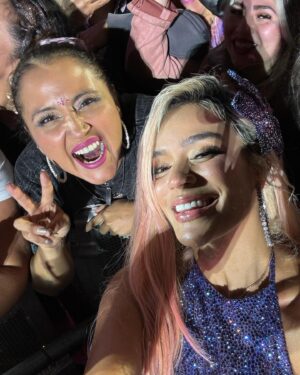 Pamela Leiva Instagram - Está noche queda en mi corazón 🌸💖🇨🇱 gracias @karolg por ser tanta inspiración para todas. Esta foto es por mí y por todas las Bichotas de Chile🌸🙌🏾✨.