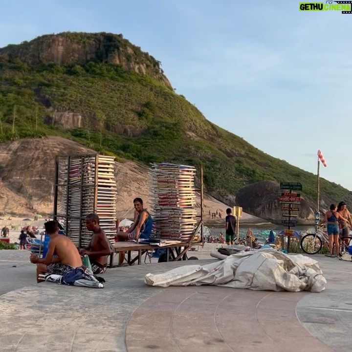 Pamela Leiva Instagram - Venir a Río de Janeiro es como un golpe Multi vitamínico. Me hace bien venir a ventilarme para acá ♥️🇧🇷🌸✨. . La playa que visitamos ayer se llama “Praia Pedra Do Pontal” queda a 40 min en Uber de Copacabana. Pasando Barra de Tijuca, se encuentran con esta praia que es Disfrutada por los Cariocas, no se ven turistas, y debo decir que se va a puro gozar con todos los sentidos jajajajajaja. Esta Playa me gusta por que a a diferencia de las más turísticas no hay tanto vendedor ni hay tanto peligro de robo. Besos amores mío aquí yo sigo pasándola malito!! Los quierooooo. ♥️🇧🇷♥️🇧🇷♥️