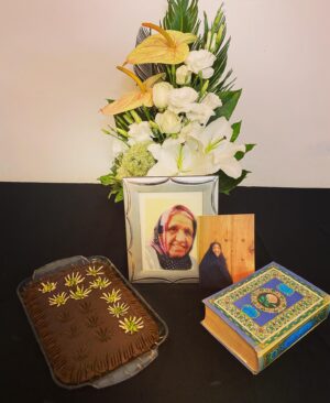 Pantea Bahram Instagram - مادر بزرگِ قصه گوي من هم از آستانه ي اجبار گذشت. 🖤ساده و بي پيرايه. آرام و عميق همانطور كه زيست!آنچه از عشق به بازيگري در من است نيمي از آرزوي اوست كه من زيستمش. او كه ميخواند و ميرقصيد و نمايشهاي زنانه در روزگار جوانيش و در محافل خصوصي اجرا ميكرد . و همه ي نصيحتِ همواره اش به من اين بود: پانتِ قشنگم(تنها او مرا اينطور صدا ميكرد) زندگي ميگذرد تند و بي تكرار. پس فقط بخند، عشق بورز و شاد باش. 🤍 گوش دادم و ميدهم مادر بزرگ !
تو در من زنده اي تا هستم. اما يك مشكلِ بزرگ اينجاست كه قلبم را سخت سخت فشار مي دهد 
اينكه ديگر از بالكنِ كوچكِ طبقه ي دوم دست تكان نخواهي داد!
#عشق #مادربزرگ