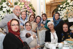 Pantea Bahram Instagram - خانواده من يادآور مفهومِ كلاسيك خانواده ست. حامي، دلگرم كننده، خنده بر لب و عاشق. باشيد باشيد ساليان سال و سايه تان مستدام بر سرم 🙏🏻❤️💙 و البته مادر كه هميشه و با قدرت هست و عطر نفسهايش را حس ميكنيم 🦋🍀
#خانواده #خانواده_عشق #پدر #خواهر #برادر #
عكسها : مهتاب مير
@mahtabmir_photography