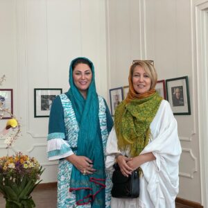 Pantea Bahram Instagram - ما «اختلاف »نداریم ،اگر بپذیریم که، «مختلفیم»!
نمایشگاه پیام ایرایی لبریز از رنگ است ،همچنان که ما انسان‌ها. ! نژاد و رنگ و گونه و مذهب و خُرده مذهب و 
دارایی و گرایشات جنسی متفاوت و ….. نشان تنوع ماست نه دلیلی برای نزاع. 
«صلح »دقیقا زیرِ سایه ی مطبوعِ این پذیرش، در انتظارِ انسانِ خردمند نشسته است !
عشق و آرامش بر شما باد 💙💜❤️💚💛🤍