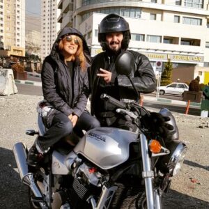 Pantea Bahram Instagram - نميدونم اولين نفري كه گفت: "انگار همين ديروز بود...." چه كسي بود! 😁ولي قطعا وصف حال خيلي از ماهاست بعد از تموم شدن يه دوران خوش و خاص. امروز سكانس آخر فيلم آينده أخذ شد و تمام. ! أين عكس البته مال روزاي اوله. يادم ميمونه كه چه همبازي و همراهِ گرم، شيرين و حرفه اي ي بودي كامبيز ديرباز 💙❤️ #آينده #كامبيز_ديرباز #پانته_آ_بهرام #سينما