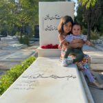Pantea Bahram Instagram - گندم جانم هامون عزيزم ! بزرگترين حسرتم براي شما اين است كه با او نَزيستيد، آنگونه كه من فرصتش را داشتم! من در او روييدم و با او باليدم ! دستهايش را در روزهاي بلوغ و سختيهاي بزرگ شدن فِشُردم. شانه هايش را در عاشقي ها و ناكاميهايم داشتم و حمايتش را هرگاه كه حس ميكردم جهان به من پشت كرده است. هرچند صدايش را، عطرِ جامه هايش را، لبخندِ ثابت مانده در عكسهايش را دارم، اما .... دلتنگي ..... مادر بزرگتان فرشته ي عشق بود. او معناي مادري را تكميل كرد و رفت ! و حتي اجازه نداد فرصتِ پرستاريش را پيدا كنيم! نستوه و استوار در جانِ جهان جاودانه شد #مادر #عشق #motherhood