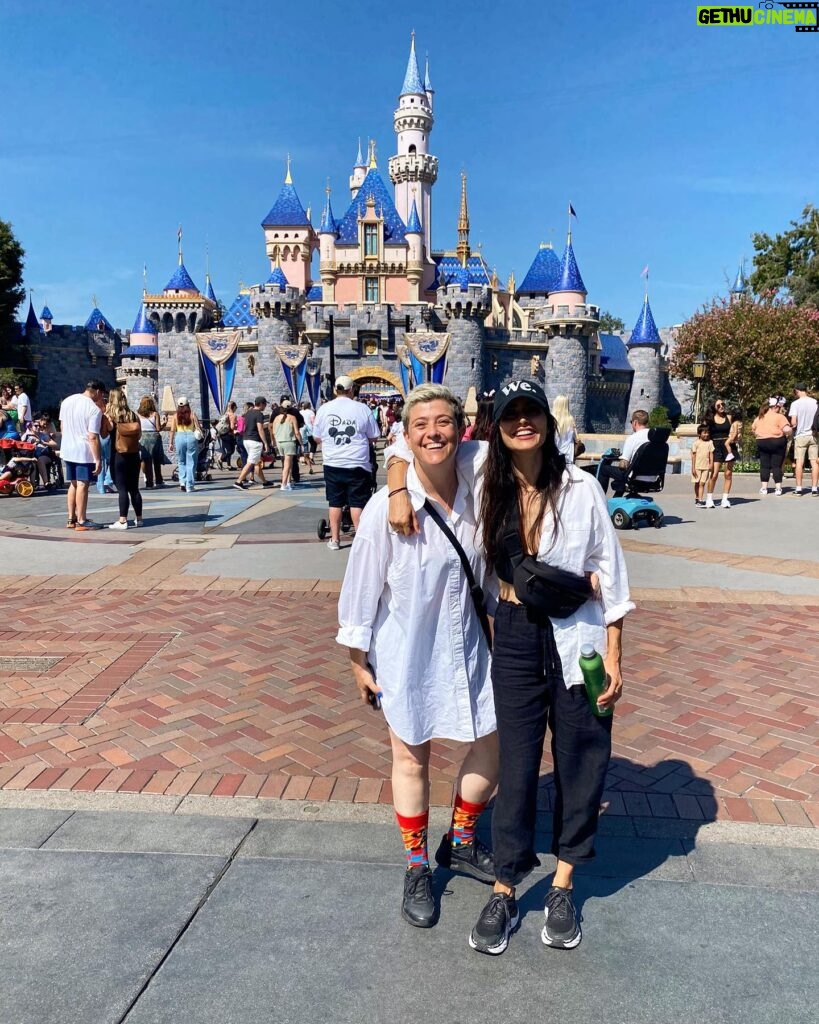 Paola Nuñez Instagram - Aquí queriendo cada vez más a esa sonrisa abajo de la gorra llamada @paolanunez #friendshipgoals #blessed #valeriavera #disneyland