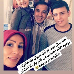 Parastoo Salehi Instagram - گفتم این تصویرو بذارم که بشه کابوس شبانه تون هرچند وجدان ندارید که بخواد درد بگیره !!!
الهی نفستون بند بیاد که تو آوردن واکسن کوتاهی کردین، الهی داغ ببینین که مارو داغدار کردین، الهی خدا جوابتونو بده که علی و از ما و خانواده اش گرفتین، نه می بخشیمتون نه یادمون میره، تاریخ به عنوان قاتل مردم مظلوم ازتون یاد خواهد کرد، مردم و فدای بازی ها و جنگ های سیاسی تون‌ کردید، این چندمین داغ بر دل خانواده ی هنر ایرانه، دختری بی پدر شد همسری مهربان و رفیق شفیقی از دست رفت... نمی بخشیم، چقدر گفتیم بازیگرا جز مشاغل پر خطرن چون ماسک نمیزنن و اونایی که سر پروژه ها هستند و واکسن بزنید و چقدری ها گفتن نه چرا خونشون مگه رنگین تره پولشو میگیرن ... همونا امروز میگن آخی حیف و فوری استوری میکنن، دلتون خنک شد؟ الان پول جای یک پدر یک همسر یک رفیق و پر می کنه ؟ اونهمه حال قشنگی که با بازی هاش برای همه ساخت چی؟ حالم داره بهم می خوره، آه و نفرین این مردم خواب شب تونو حروم کنه مسئول نماهای جانی بی کفایت، چرا از شماها کسی نمی میره پس!؟ واکسن ها و زودتر از همه زدین ماکه می دونیم، مرگ خوبه برای مردم، شما و خانواده هاتون مصونید از همه چی حتی از مرگ. 
خدایا عدالتت و نشون بده که داره توکلم بریده میشه ازت دیگه، علی علی سلیمانی تیر خلاص زدی رفیق، نوشتم دو روز پیش انگار یکی از اعضای خانواده ام مریضه 😭😭😭
سفرت به خیر با معرفت آدم حسابی مهربون و ... 😭😭😭😭😭😭😭🖤🖤🖤🖤 
.
.
.
#علی_سلیمانی
#واکسن_کرونا_مطالبه_ملی 
#پرستوصالحی
#پرستو_صالحی
#parastoosalehi  #parastoo_salehi