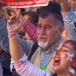 Parastoo Salehi Instagram - این تصویری از ایران منه، ایران ما، ایرانی که مردمش اینگونه دلشون برای هم میتپه ۴۳ سال تلاش کردین تفرقه بندازید بین این مردم هرچه ریشتید پنبه شد، این اشک های از ته دل گواه ماست و این یکی از زیباترین تصاویر امروز در برلین بود 
پاینده باد ایران پاینده باد ایرانی 🙏🏻❤️

.
.
#نه_به_جمهوری_اسلامی 
‏‎#نه_به_حکومت_دینی # #نه_به_حجاب_اجباری #ایران #همبستگی #زن_زندگی_آزادی 
‏‎#آزادی#آزادی_بیان #مهسا_امینی #پرواز۷۵۲ #آبان۹۸ #مادران_آبان #۸۸ #زندانی_سیاسی #زینب_موسوی #محمود_شهریاری #مجید_توکلی #حسین_رونقی #جعفر_پناهی #محمد_رسول_اف #فریدون_فرخزاد #بکتاش_آبتین #پرستو_صالحی 
‏#parastoo_salehi #actress #Iran #freedom #mahsa_amini