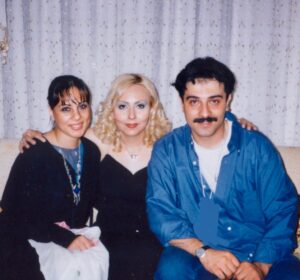 Parastoo Salehi Instagram - فکر کنم بیست سال از این عکس میگذره و مایی که با هم بزرگ شدیم با هم تجربه کردیم غم، شادی و ... رفاقت که نه خواهرانگی مون با بهار و خانواده اش از دبیرستان شروع شد و امروز هر کدوممون به جبر زمانه در یک کشوریم و دور از هم، ولی ایمان دارم یک روزی که خیلی دور نیست باز همگی دور هم جمع میشیم در ایران آزاد 🙏🏻🕊🤍 
راستی هم بهار تئاتر داره در ونکوور کانادا به نام رویای آیدا و هم برزو در آمریکا به نام خانه امن و مطمئنم مثل ایران اونجا هم خواهند درخشید و عمو انوش مهربون از تو آسمون ها نگاهشون می کنه و لبخند میزنه 🕊🤍🙏🏻
قیافه هامونم اصلا خنده نداره خیلی هم قشنگیم مگه نه ؟؟؟😉😂❤️❤️🧿🧿🧿
.
@arjmandborzou 
@bahar_arjmand 
@parastoosalehi56 
#بهار_ارجمند #برزو_ارجمند #پرستو_صالحی #ایران #زن_زندگی_آزادی