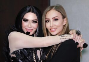 Parastoo Salehi Instagram - در این عکس ها یک دنیا حرف نهفته ست ... چرا تو مملکت خودمون نه !؟ با تک تکتون کلی خاطره دارم با شهره جون که لحظه ای که عاشق شدم ترانه ی شب شب شعر و شوره  از ضبط صوت پخش میشد و شخص مورد نظرم باهاش می رقصید😉 از خاطره خودمو خالم با ترانه ی منم عکساتو پاره کردم که نگووو دختر مشرقی و ... شهرام جون  با اون صدای شش دُنگ که مادرم عاشق ترانه ی توبه کردمشونه و خودم با ترانه ی احساس شون  قشنگ می میرم از محمد خردادیان که منی که دوستام مسخره ام می کردن که به جای رقص بال بال میزنم ازشون رقص یاد گرفتم با اون وجود شیرین و دوست داشتنیش نه من خیلی ها رقص و از ایشون یاد گرفتن و علیرضا امیر قاسمی که تمام عیدها منتظر بودیم ویدئو برنامه هاش برسه ایران و ما هنرمندان محبوبمونو ببینیم و بشنویم ... 
بهارک شد خواهرم تو غربت و ریحانه رفیقی که عین بچه ام دوسش دارم  و دکتر داداش زاده ی نازنین که همیشه مهربونی هاش شامل حال منو مامانم هست ، تک تک تونو خیلی دوست دارم و الهی یه روز همه ی مهاجرای اجباری برگردن به ایران و همه کنار هم آزاد و شاد باشیم و دغدغه مون فقط باشه آبادی ایران و بس آمین 🥺🙏🏻
❤️🤍💚
۷ فروردین ۱۴۰۳
.
#ایران #شهره_صولتی #شهرام_صولتی #محمد_خردادیان #علیرضا_امیرقاسمی #بهارک_صالح_نیا  #ریحانه_پارسا #پرستو_صالحی
.
@shohreh 
@shahramsolati 
@alireza_amirghassemi 
@mohammad.khordadian 
@baharak_salehniya 
@reyhaneparsaj 
@dr.naser_dadaszade