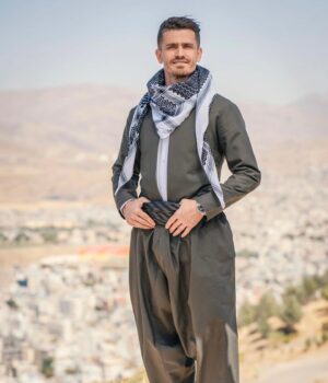 Parastoo Salehi Instagram - ‎کاپیتان سرت سلامت 
‎شنیدم ممنوع تصویر شدی. 
‎می دونستی ممنوع تصویر شدن در صدا و سیمای غیر مردمی ایران مصداق رستگار شدنه؟ یعنی راهتو درست رفتی، حرفتو درست زدی، کار درستو کردی. الان جات کُنج دل مردمه و اسمت ثبت شده در تاریخ ایران زمین، به عنوان یک مرد یک مرد که به خاطر منافع و موقعیتش چشم به درد و رنج مردم نمی بنده، ظلم رو نا دیده نمی گیره الان به قول آقام فرخزاد رسالتت رو به عنوان یک ورزشکار انجام دادی، سرت سبز و دلت قرص که مردم ایران زمین درسته گاهی فراموشکارند و فریب حکومت ها را می خورند ولی قدر مردانِ مرد سرزمینشونو خوب می دونن. 
‎هر بژی کورد
‎هر بژی وریا گیان 
👑💙🌟
#وریا_غفوری 
#ایران #استقلال #آزادی #آزادی_بیان #ممنوع_تصویر #جمهوری_اسلامی #خمینی #خامنه_ای #موسوی #رفسنجانی #خاتمی #احمدی_نژاد #روحانی #رئیسی 
#پرستوصالحی #پرستو_صالحی #تاج #ناصرحجازی 
#فریدون_فرخزاد
@voriaghafuri_official