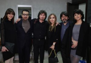 Parastoo Salehi Instagram - در این عکس ها یک دنیا حرف نهفته ست ... چرا تو مملکت خودمون نه !؟ با تک تکتون کلی خاطره دارم با شهره جون که لحظه ای که عاشق شدم ترانه ی شب شب شعر و شوره  از ضبط صوت پخش میشد و شخص مورد نظرم باهاش می رقصید😉 از خاطره خودمو خالم با ترانه ی منم عکساتو پاره کردم که نگووو دختر مشرقی و ... شهرام جون  با اون صدای شش دُنگ که مادرم عاشق ترانه ی توبه کردمشونه و خودم با ترانه ی احساس شون  قشنگ می میرم از محمد خردادیان که منی که دوستام مسخره ام می کردن که به جای رقص بال بال میزنم ازشون رقص یاد گرفتم با اون وجود شیرین و دوست داشتنیش نه من خیلی ها رقص و از ایشون یاد گرفتن و علیرضا امیر قاسمی که تمام عیدها منتظر بودیم ویدئو برنامه هاش برسه ایران و ما هنرمندان محبوبمونو ببینیم و بشنویم ... 
بهارک شد خواهرم تو غربت و ریحانه رفیقی که عین بچه ام دوسش دارم  و دکتر داداش زاده ی نازنین که همیشه مهربونی هاش شامل حال منو مامانم هست ، تک تک تونو خیلی دوست دارم و الهی یه روز همه ی مهاجرای اجباری برگردن به ایران و همه کنار هم آزاد و شاد باشیم و دغدغه مون فقط باشه آبادی ایران و بس آمین 🥺🙏🏻
❤️🤍💚
۷ فروردین ۱۴۰۳
.
#ایران #شهره_صولتی #شهرام_صولتی #محمد_خردادیان #علیرضا_امیرقاسمی #بهارک_صالح_نیا  #ریحانه_پارسا #پرستو_صالحی
.
@shohreh 
@shahramsolati 
@alireza_amirghassemi 
@mohammad.khordadian 
@baharak_salehniya 
@reyhaneparsaj 
@dr.naser_dadaszade