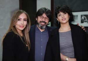 Parastoo Salehi Instagram - در این عکس ها یک دنیا حرف نهفته ست ... چرا تو مملکت خودمون نه !؟ با تک تکتون کلی خاطره دارم با شهره جون که لحظه ای که عاشق شدم ترانه ی شب شب شعر و شوره  از ضبط صوت پخش میشد و شخص مورد نظرم باهاش می رقصید😉 از خاطره خودمو خالم با ترانه ی منم عکساتو پاره کردم که نگووو دختر مشرقی و ... شهرام جون  با اون صدای شش دُنگ که مادرم عاشق ترانه ی توبه کردمشونه و خودم با ترانه ی احساس شون  قشنگ می میرم از محمد خردادیان که منی که دوستام مسخره ام می کردن که به جای رقص بال بال میزنم ازشون رقص یاد گرفتم با اون وجود شیرین و دوست داشتنیش نه من خیلی ها رقص و از ایشون یاد گرفتن و علیرضا امیر قاسمی که تمام عیدها منتظر بودیم ویدئو برنامه هاش برسه ایران و ما هنرمندان محبوبمونو ببینیم و بشنویم ... 
بهارک شد خواهرم تو غربت و ریحانه رفیقی که عین بچه ام دوسش دارم  و دکتر داداش زاده ی نازنین که همیشه مهربونی هاش شامل حال منو مامانم هست ، تک تک تونو خیلی دوست دارم و الهی یه روز همه ی مهاجرای اجباری برگردن به ایران و همه کنار هم آزاد و شاد باشیم و دغدغه مون فقط باشه آبادی ایران و بس آمین 🥺🙏🏻
❤️🤍💚
۷ فروردین ۱۴۰۳
.
#ایران #شهره_صولتی #شهرام_صولتی #محمد_خردادیان #علیرضا_امیرقاسمی #بهارک_صالح_نیا  #ریحانه_پارسا #پرستو_صالحی
.
@shohreh 
@shahramsolati 
@alireza_amirghassemi 
@mohammad.khordadian 
@baharak_salehniya 
@reyhaneparsaj 
@dr.naser_dadaszade