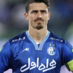 Parastoo Salehi Instagram - ‎کاپیتان سرت سلامت ‎شنیدم ممنوع تصویر شدی. ‎می دونستی ممنوع تصویر شدن در صدا و سیمای غیر مردمی ایران مصداق رستگار شدنه؟ یعنی راهتو درست رفتی، حرفتو درست زدی، کار درستو کردی. الان جات کُنج دل مردمه و اسمت ثبت شده در تاریخ ایران زمین، به عنوان یک مرد یک مرد که به خاطر منافع و موقعیتش چشم به درد و رنج مردم نمی بنده، ظلم رو نا دیده نمی گیره الان به قول آقام فرخزاد رسالتت رو به عنوان یک ورزشکار انجام دادی، سرت سبز و دلت قرص که مردم ایران زمین درسته گاهی فراموشکارند و فریب حکومت ها را می خورند ولی قدر مردانِ مرد سرزمینشونو خوب می دونن. ‎هر بژی کورد ‎هر بژی وریا گیان 👑💙🌟 #وریا_غفوری #ایران #استقلال #آزادی #آزادی_بیان #ممنوع_تصویر #جمهوری_اسلامی #خمینی #خامنه_ای #موسوی #رفسنجانی #خاتمی #احمدی_نژاد #روحانی #رئیسی #پرستوصالحی #پرستو_صالحی #تاج #ناصرحجازی #فریدون_فرخزاد @voriaghafuri_official
