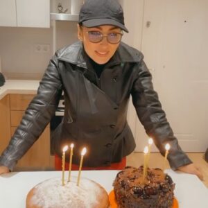 Parastoo Salehi Instagram - ۱۳۵۶/۸/۹
حدودهای همین ساعت در بیمارستان رضا پهلوی ( تجریش) به دنیا آمدم 
و این اولین تولدی ست که پایم روی خاک وطنم نیست. بی شک آرزوی من آرزوی خیلی از شماهاست!!!
پس به امید اون روز ... 
سپاس برای تمام محبت ها و مهربونی هاتون، 
خانواده ی عزیزم دوستان گلم و مردمی که هرچه دارم از برکت وجودتونه عاشقتونم 🙏🏻🌹
ارادتمند پرستوی صالحی که دیگه بازیگر سابق نیست😉💪🏻
(در ضمن از بیرون اومدم سوپرایزم کردن ها نگین چرا تو خونه با کاپشنی 😉)
.
#پرستو_صالحی #پرستوصالحی
#بازیگر #سینما #تئاتر #تلویزیون 
#parastoosalehi
#parastoo_salehi #Actress #Cinema