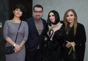 Parastoo Salehi Instagram - در این عکس ها یک دنیا حرف نهفته ست ... چرا تو مملکت خودمون نه !؟ با تک تکتون کلی خاطره دارم با شهره جون که لحظه ای که عاشق شدم ترانه ی شب شب شعر و شوره  از ضبط صوت پخش میشد و شخص مورد نظرم باهاش می رقصید😉 از خاطره خودمو خالم با ترانه ی منم عکساتو پاره کردم که نگووو دختر مشرقی و ... شهرام جون  با اون صدای شش دُنگ که مادرم عاشق ترانه ی توبه کردمشونه و خودم با ترانه ی احساس شون  قشنگ می میرم از محمد خردادیان که منی که دوستام مسخره ام می کردن که به جای رقص بال بال میزنم ازشون رقص یاد گرفتم با اون وجود شیرین و دوست داشتنیش نه من خیلی ها رقص و از ایشون یاد گرفتن و علیرضا امیر قاسمی که تمام عیدها منتظر بودیم ویدئو برنامه هاش برسه ایران و ما هنرمندان محبوبمونو ببینیم و بشنویم ... 
بهارک شد خواهرم تو غربت و ریحانه رفیقی که عین بچه ام دوسش دارم  و دکتر داداش زاده ی نازنین که همیشه مهربونی هاش شامل حال منو مامانم هست ، تک تک تونو خیلی دوست دارم و الهی یه روز همه ی مهاجرای اجباری برگردن به ایران و همه کنار هم آزاد و شاد باشیم و دغدغه مون فقط باشه آبادی ایران و بس آمین 🥺🙏🏻
❤️🤍💚
۷ فروردین ۱۴۰۳
.
#ایران #شهره_صولتی #شهرام_صولتی #محمد_خردادیان #علیرضا_امیرقاسمی #بهارک_صالح_نیا  #ریحانه_پارسا #پرستو_صالحی
.
@shohreh 
@shahramsolati 
@alireza_amirghassemi 
@mohammad.khordadian 
@baharak_salehniya 
@reyhaneparsaj 
@dr.naser_dadaszade
