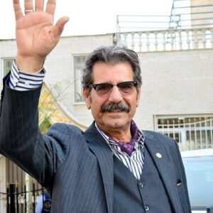 Parastoo Salehi Instagram - استاد عزت الله مهرآوران هم رفت ...
بله ایشون واکسینه شده بودند ولی تا زمانی که همه ی مردم واکسینه نشوند ایمنی جمعی ایجاد نمیشه.
آیا اگر به همین سرعتِ بعد انتخابات واکسیناسیون انجام می گرفت اینهمه خانواده ها داغدار عزیزانشان می شدند !؟
و ما همچنان نفهمیدیم تمام راه های بسته برای واردات واکسن چطور به یکباره باز شد !؟ اگر به همین راحتی و شدنی بوده نباید دولت قبلی به عنوان جنایتکار محاکمه بشه؟ و اگر بازی سیاسی بوده که وای بر من و مایی که بارها سیاه پوش عزیزانمان شدیم، خانواده ی هنر گوهرهای بی مانندی رو بر اثر کرونا از دست داد و ...
یعنی واکسن پشت مرزهای کشور منتظر نتیجه انتخابات بوده؟ چقدر سوال تو ذهنمه بی جواب 
خدایا روح رفتگانمان شاد و صبر برای خانواده های عزادار ... عالیجناب عزت الله مهرآوران سفر به سلامت دلمون براتون تنگ میشه 😭🖤
.
.
#پرستوصالحی #پرستو_صالحی
#بازیگر_سابق
#parastoo_salehi
#parastoosalehi