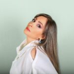 Parastoo Salehi Instagram - آشفته از این همه خشونت عریان، کبوترهای مقتول و آسمان تکه تکه بدرقه ام می کنند اینچنین پای در راه می نهم تا مجبور نباشم واژه هایم را بیش از این دستبند بزنم همه جا آبشارهای نور می شکفند و چشمان هزار و یک شب را چراغانی می کنند تنها در سرزمین من انگورها کشمش می شوند سربازان قاضی حضرت عشق فریدون فرخزاد . #پرستوصالحی #پرستو_صالحی #بازیگر #سینما #تئاتر #تلویزیون #ایران #آزادی #فریدون_فرخزاد #parastoo_salehi #actress photo by @mr.photomoto 📸