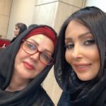 Parastoo Salehi Instagram - بخواب دنیا کسی با من دیگه کاری نداره ... زودتر از همه می دونستم چقدر زمان هست برای داشتنت، دلم می خواست لحظه لحظه های بودنت رو ضبط و ثبت کنم برای روزهای دلتنگیم، خیلی سخت بود که کنارت بشینم ازت فیلم بگیرم برای مبادا، برای روزهایی که می دونستم دیگه ندارمت 😭😭😭 دو سال گذشت، بی تو ... ولی تو همیشه با منی مثل نفس !!! مامان دومی، دختر قشنگم، تکیه گاه روزهای سختم، یادتم هر روز ، هر شب ، ولی هنوز نمی تونم بگم روحت شاد تو دهنم نمی چرخه که نیستی، که ندارمت، چشماتو از روی من برندار که محتاج نگاهتم از اون بالا از تو آسمون ... کاش هر رفتنی به اونا که هستن یاد بده قدر همدیگه رو بدونن 🙏🏻💔🖤 دهم شهریور هزار و چهارصد و یک . #پرستو_صالحی