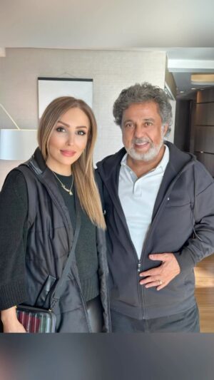 Parastoo Salehi Instagram - ببخشید پاک کردم دوباره گذاشتم چون پست برای همه قابل دیدن نبود 
.
بله به آرزوم رسیدم خدایا شکرت 🙏🏻🙏🏻🙏🏻
گفته بودم از بچگی دوسشون داشتم عکسشون تو کیف پولم بود و ...ولی دروغ چرا  یه وقتا می ترسیدم یک روزی ببینمشون و اون علاقه اون باور بهم بریزه ... ولی ولی ولی الکی آدمها انقدر بزرگ نمیشن هرچه قدر از بزرگی مهربانی و شفافیت و ... بگم کمه 
تولدتون مبارک  داریوش خان اقبالی ای بزرگ موندنی، بهترین بهترین ها رو برای شما و عزیزانتان از خدا می خوام 🙏🏻❤️🎂
من به آرزوم رسیدم برای همه ی طرفدار صادق ایشون این لحظه ی ناب رو آرزو دارم در دل ایران عزیزمون آمین 🙏🏻 ❤️🤍💚
.
@deghbali 
#داریوش
 #پرستوصالحی #پرستو_صالحی #ایران #آزادی
#parastoosalehi #parastoo_salehi #iran #freedom