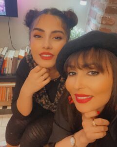 Parastoo Salehi Instagram - تو اون ابلاغیه شکایت طلاب قم یکی از موارد انداختن عکس با آدم های مکشوفه بود الان بهارک مکشوفه ست من میشم شکوفه ؟؟؟؟؟ 😂😂راستی این کلاهمم لبه نداره 🙈😉 یلداتون مبارک عزیزای دل الهی سال دیگه اونا که به همه حواله ی رفتن میدن رفته باشن و اونا که عاشق آب و خاکشونن برگشتن و همه کنار هم بدون غصه و نگرانی برای خانواده هایی که نه سالهاست عید دارن نه یلدا و ... عکس از شادی هامون میذاریم الهی آمین 🙏🏻🙏🏻🙏🏻❤️ . #پرستوصالحی #پرستو_صالحی #بازیگر #سینما #تئاتر #تلویزیون #یلدا #ایران #parastoo_salehi
