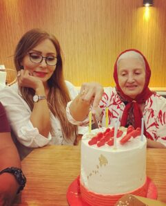 Parastoo Salehi Instagram - تولدت مبارک تمام زندگی من دورت بگردم که به خاطر من تن به غربت دادی، الهی سایه ات تا همیشه بالا سرمون باشه 🙏🏻❤️عاشقتم . مرسی از دوستای قشنگم که اولین تولد مامانم که دور بود از وطن و خانواده اش رو با حضورشون براش دلپذیر کردند و خنده رو به لب هاش آوردن دوستتون دارم یه عالمه❤️😘❤️ جای همه ی عزیزانمون خالی بود🌱 . #پرستوصالحی #پرستو_صالحی #بازیگر #مادر #عشق #ایران #parastoo_salehi #actress #Iran #Tehran ممنون از پاستا پارس برای کیک قشنگش @pastapars @shandiz.istanbul 🙏🏻🌹