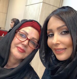 Parastoo Salehi Instagram - پارسال همچین روزی برای همیشه رفتی ...
برای من فرقی نکرده هر روز هستی، هر شب ...
ولی امان از دلتنگی برای صدات، برای نگاهت،برای دستات، برای اینکه سرتو بذاری روی پاهام ... 
خیلی پرسیدن ازم مادر دوم یعنی چی ؟ 
هیچ توضیحی ندارم براش فقط می دونم تو مادر دومم، دختر قشنگم و انگیزه ی زندگیم بودی و هستی و خواهی بود تا همیشه ... 
ببخش هنوز نمی تونم بگم روحت شاد، هنوز باور ندارم🖤🌹🙏🏻 
.
.
#پرستو_صالحی #پرستوصالحی 
#parastoosalehi
#parastoo_salehi