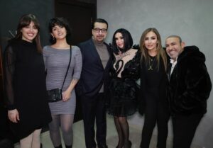 Parastoo Salehi Instagram - در این عکس ها یک دنیا حرف نهفته ست ... چرا تو مملکت خودمون نه !؟ با تک تکتون کلی خاطره دارم با شهره جون که لحظه ای که عاشق شدم ترانه ی شب شب شعر و شوره  از ضبط صوت پخش میشد و شخص مورد نظرم باهاش می رقصید😉 از خاطره خودمو خالم با ترانه ی منم عکساتو پاره کردم که نگووو دختر مشرقی و ... شهرام جون  با اون صدای شش دُنگ که مادرم عاشق ترانه ی توبه کردمشونه و خودم با ترانه ی احساس شون  قشنگ می میرم از محمد خردادیان که منی که دوستام مسخره ام می کردن که به جای رقص بال بال میزنم ازشون رقص یاد گرفتم با اون وجود شیرین و دوست داشتنیش نه من خیلی ها رقص و از ایشون یاد گرفتن و علیرضا امیر قاسمی که تمام عیدها منتظر بودیم ویدئو برنامه هاش برسه ایران و ما هنرمندان محبوبمونو ببینیم و بشنویم ... 
بهارک شد خواهرم تو غربت و ریحانه رفیقی که عین بچه ام دوسش دارم  و دکتر داداش زاده ی نازنین که همیشه مهربونی هاش شامل حال منو مامانم هست ، تک تک تونو خیلی دوست دارم و الهی یه روز همه ی مهاجرای اجباری برگردن به ایران و همه کنار هم آزاد و شاد باشیم و دغدغه مون فقط باشه آبادی ایران و بس آمین 🥺🙏🏻
❤️🤍💚
۷ فروردین ۱۴۰۳
.
#ایران #شهره_صولتی #شهرام_صولتی #محمد_خردادیان #علیرضا_امیرقاسمی #بهارک_صالح_نیا  #ریحانه_پارسا #پرستو_صالحی
.
@shohreh 
@shahramsolati 
@alireza_amirghassemi 
@mohammad.khordadian 
@baharak_salehniya 
@reyhaneparsaj 
@dr.naser_dadaszade