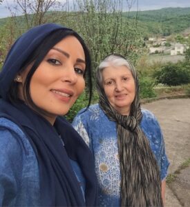 Parastoo Salehi Instagram - تولدت مبارک پاره ی تنم، تولدت مبارک نفسم، تولدت مبارک زندگیم❤️ یه سر سوزن با هم تفاهم نداریم، عین بچه های پشت هم همش تو کل کل و دعواییم، غر میزنیم سر هم یکسره، از اینکه تختت و گذاشتم تو اتاقم کلی شاکی هستی همیشه، ولی نمی دونی من بدون شنیدن صدای نفس هات خوابم نمی بره... چهل و سه ساله من بند دل توام و تو بند دل منی، جمعا سی روزم از هم دور نبودیم از زمانیکه تو شکمت بودم تا الان ... خدا حفظت کنه برام که تمام نا تمام من با تو تمام می شود و لاغیر ❤️🎂😘 . . #پرستوصالحی #پرستو_صالحی #بازیگر_سابق #مادر #paradtoosalehi #parastoo_salehi عکس از قدیمهاست