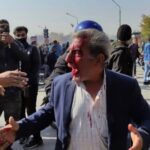 Parastoo Salehi Instagram - فرق هست بین سری که همت داد برای مردم سرزمینش با سری که روی تن خیلی از این نَرینه هاست!!! سری که سر هوطنش رو نشونه میگیره سری که سر هموطنش رو میشکنه سری که قلب هموطنش رو جریحه دار می کنه به تنش زیاده، حتی حیف خاک. تویی که این روزها و این شب ها یورش بردی سمت هموطنت حقوقی که سر ماه می بری خونه پول نون نیست پول خونه!!! جمع کنید این بساط ظلم و بترسید از آه مظلوم شرف، وجدان، غیرت عرق وطن پرستی و هموطن دوستی در شما وجود ندارد به واقع شما اجنبی هستید. بیهوده دنبال دشمن مردم در خاک انگلیس و آمریکا می گردید آیینه خود گواه این معماست، کافی ست در آن بنگرید. . . #پرستوصالحی #پرستو_صالحی #بازیگر #اصفهان #چهارمحال_وبختیاری #خوزستان #کارون #سیستان_بلوچستان #ایران #ایران