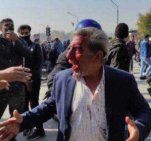 Parastoo Salehi Instagram - فرق هست بین سری که همت داد برای مردم سرزمینش با سری که روی تن خیلی از این نَرینه هاست!!!
سری که سر هوطنش رو نشونه میگیره 
سری که سر هموطنش رو میشکنه 
سری که قلب هموطنش رو جریحه دار 
می کنه به تنش زیاده، حتی حیف خاک.
تویی که این روزها و این شب ها یورش بردی سمت هموطنت حقوقی که سر ماه می بری خونه پول نون نیست پول خونه!!!
جمع کنید این بساط ظلم و بترسید از آه مظلوم 
شرف، وجدان، غیرت عرق وطن پرستی و هموطن دوستی در شما وجود ندارد به واقع شما اجنبی هستید. بیهوده دنبال دشمن مردم در خاک انگلیس و آمریکا می گردید آیینه خود گواه این معماست، کافی ست در آن بنگرید. 
.
.

#پرستوصالحی #پرستو_صالحی #بازیگر 
#اصفهان #چهارمحال_وبختیاری #خوزستان #کارون #سیستان_بلوچستان #ایران  #ایران