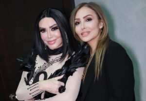 Parastoo Salehi Instagram - در این عکس ها یک دنیا حرف نهفته ست ... چرا تو مملکت خودمون نه !؟ با تک تکتون کلی خاطره دارم با شهره جون که لحظه ای که عاشق شدم ترانه ی شب شب شعر و شوره  از ضبط صوت پخش میشد و شخص مورد نظرم باهاش می رقصید😉 از خاطره خودمو خالم با ترانه ی منم عکساتو پاره کردم که نگووو دختر مشرقی و ... شهرام جون  با اون صدای شش دُنگ که مادرم عاشق ترانه ی توبه کردمشونه و خودم با ترانه ی احساس شون  قشنگ می میرم از محمد خردادیان که منی که دوستام مسخره ام می کردن که به جای رقص بال بال میزنم ازشون رقص یاد گرفتم با اون وجود شیرین و دوست داشتنیش نه من خیلی ها رقص و از ایشون یاد گرفتن و علیرضا امیر قاسمی که تمام عیدها منتظر بودیم ویدئو برنامه هاش برسه ایران و ما هنرمندان محبوبمونو ببینیم و بشنویم ... 
بهارک شد خواهرم تو غربت و ریحانه رفیقی که عین بچه ام دوسش دارم  و دکتر داداش زاده ی نازنین که همیشه مهربونی هاش شامل حال منو مامانم هست ، تک تک تونو خیلی دوست دارم و الهی یه روز همه ی مهاجرای اجباری برگردن به ایران و همه کنار هم آزاد و شاد باشیم و دغدغه مون فقط باشه آبادی ایران و بس آمین 🥺🙏🏻
❤️🤍💚
۷ فروردین ۱۴۰۳
.
#ایران #شهره_صولتی #شهرام_صولتی #محمد_خردادیان #علیرضا_امیرقاسمی #بهارک_صالح_نیا  #ریحانه_پارسا #پرستو_صالحی
.
@shohreh 
@shahramsolati 
@alireza_amirghassemi 
@mohammad.khordadian 
@baharak_salehniya 
@reyhaneparsaj 
@dr.naser_dadaszade