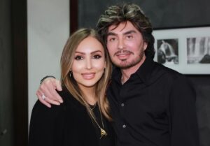 Parastoo Salehi Instagram - در این عکس ها یک دنیا حرف نهفته ست ... چرا تو مملکت خودمون نه !؟ با تک تکتون کلی خاطره دارم با شهره جون که لحظه ای که عاشق شدم ترانه ی شب شب شعر و شوره  از ضبط صوت پخش میشد و شخص مورد نظرم باهاش می رقصید😉 از خاطره خودمو خالم با ترانه ی منم عکساتو پاره کردم که نگووو دختر مشرقی و ... شهرام جون  با اون صدای شش دُنگ که مادرم عاشق ترانه ی توبه کردمشونه و خودم با ترانه ی احساس شون  قشنگ می میرم از محمد خردادیان که منی که دوستام مسخره ام می کردن که به جای رقص بال بال میزنم ازشون رقص یاد گرفتم با اون وجود شیرین و دوست داشتنیش نه من خیلی ها رقص و از ایشون یاد گرفتن و علیرضا امیر قاسمی که تمام عیدها منتظر بودیم ویدئو برنامه هاش برسه ایران و ما هنرمندان محبوبمونو ببینیم و بشنویم ... 
بهارک شد خواهرم تو غربت و ریحانه رفیقی که عین بچه ام دوسش دارم  و دکتر داداش زاده ی نازنین که همیشه مهربونی هاش شامل حال منو مامانم هست ، تک تک تونو خیلی دوست دارم و الهی یه روز همه ی مهاجرای اجباری برگردن به ایران و همه کنار هم آزاد و شاد باشیم و دغدغه مون فقط باشه آبادی ایران و بس آمین 🥺🙏🏻
❤️🤍💚
۷ فروردین ۱۴۰۳
.
#ایران #شهره_صولتی #شهرام_صولتی #محمد_خردادیان #علیرضا_امیرقاسمی #بهارک_صالح_نیا  #ریحانه_پارسا #پرستو_صالحی
.
@shohreh 
@shahramsolati 
@alireza_amirghassemi 
@mohammad.khordadian 
@baharak_salehniya 
@reyhaneparsaj 
@dr.naser_dadaszade
