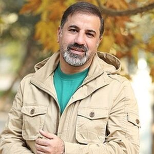 Parastoo Salehi Instagram - گفتم این تصویرو بذارم که بشه کابوس شبانه تون هرچند وجدان ندارید که بخواد درد بگیره !!!
الهی نفستون بند بیاد که تو آوردن واکسن کوتاهی کردین، الهی داغ ببینین که مارو داغدار کردین، الهی خدا جوابتونو بده که علی و از ما و خانواده اش گرفتین، نه می بخشیمتون نه یادمون میره، تاریخ به عنوان قاتل مردم مظلوم ازتون یاد خواهد کرد، مردم و فدای بازی ها و جنگ های سیاسی تون‌ کردید، این چندمین داغ بر دل خانواده ی هنر ایرانه، دختری بی پدر شد همسری مهربان و رفیق شفیقی از دست رفت... نمی بخشیم، چقدر گفتیم بازیگرا جز مشاغل پر خطرن چون ماسک نمیزنن و اونایی که سر پروژه ها هستند و واکسن بزنید و چقدری ها گفتن نه چرا خونشون مگه رنگین تره پولشو میگیرن ... همونا امروز میگن آخی حیف و فوری استوری میکنن، دلتون خنک شد؟ الان پول جای یک پدر یک همسر یک رفیق و پر می کنه ؟ اونهمه حال قشنگی که با بازی هاش برای همه ساخت چی؟ حالم داره بهم می خوره، آه و نفرین این مردم خواب شب تونو حروم کنه مسئول نماهای جانی بی کفایت، چرا از شماها کسی نمی میره پس!؟ واکسن ها و زودتر از همه زدین ماکه می دونیم، مرگ خوبه برای مردم، شما و خانواده هاتون مصونید از همه چی حتی از مرگ. 
خدایا عدالتت و نشون بده که داره توکلم بریده میشه ازت دیگه، علی علی سلیمانی تیر خلاص زدی رفیق، نوشتم دو روز پیش انگار یکی از اعضای خانواده ام مریضه 😭😭😭
سفرت به خیر با معرفت آدم حسابی مهربون و ... 😭😭😭😭😭😭😭🖤🖤🖤🖤 
.
.
.
#علی_سلیمانی
#واکسن_کرونا_مطالبه_ملی 
#پرستوصالحی
#پرستو_صالحی
#parastoosalehi  #parastoo_salehi