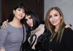 Parastoo Salehi Instagram - در این عکس ها یک دنیا حرف نهفته ست ... چرا تو مملکت خودمون نه !؟ با تک تکتون کلی خاطره دارم با شهره جون که لحظه ای که عاشق شدم ترانه ی شب شب شعر و شوره  از ضبط صوت پخش میشد و شخص مورد نظرم باهاش می رقصید😉 از خاطره خودمو خالم با ترانه ی منم عکساتو پاره کردم که نگووو دختر مشرقی و ... شهرام جون  با اون صدای شش دُنگ که مادرم عاشق ترانه ی توبه کردمشونه و خودم با ترانه ی احساس شون  قشنگ می میرم از محمد خردادیان که منی که دوستام مسخره ام می کردن که به جای رقص بال بال میزنم ازشون رقص یاد گرفتم با اون وجود شیرین و دوست داشتنیش نه من خیلی ها رقص و از ایشون یاد گرفتن و علیرضا امیر قاسمی که تمام عیدها منتظر بودیم ویدئو برنامه هاش برسه ایران و ما هنرمندان محبوبمونو ببینیم و بشنویم ... 
بهارک شد خواهرم تو غربت و ریحانه رفیقی که عین بچه ام دوسش دارم  و دکتر داداش زاده ی نازنین که همیشه مهربونی هاش شامل حال منو مامانم هست ، تک تک تونو خیلی دوست دارم و الهی یه روز همه ی مهاجرای اجباری برگردن به ایران و همه کنار هم آزاد و شاد باشیم و دغدغه مون فقط باشه آبادی ایران و بس آمین 🥺🙏🏻
❤️🤍💚
۷ فروردین ۱۴۰۳
.
#ایران #شهره_صولتی #شهرام_صولتی #محمد_خردادیان #علیرضا_امیرقاسمی #بهارک_صالح_نیا  #ریحانه_پارسا #پرستو_صالحی
.
@shohreh 
@shahramsolati 
@alireza_amirghassemi 
@mohammad.khordadian 
@baharak_salehniya 
@reyhaneparsaj 
@dr.naser_dadaszade