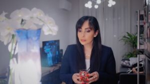 Parastoo Salehi Instagram - باشد که روزگار ظلم نیز بسرآید و آفتاب برآید و حقیقت در چهره ی مردم بدرخشد و عشق آن سپیده دمی گردد که بسوی آن گام برمی داریم . . (فریدون فرخزاد ) نوروز مبارک، الهی سال جدید بهترین بهترین ها باشه برای همه تون، دوستتون دارم یه عالمه 🙏🏻❤️🌹 اولین آرزوی لحظه ی تحویل سال تون چیه رفقا؟؟؟ . . @baharak_salehniya #پرستو_صالحی #پرستوصالحی #بازیگر #سینما #تئاتر #تلویزیون #بهارک_صالحنیا #عید #سال_نو #۱۴۰۱ #فریدون_فرخزاد #حضرت_عشق #ایران #parastoo_salehi